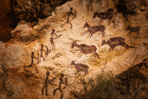 cave painting at carricola - neanderthal imagens e fotografias de stock
