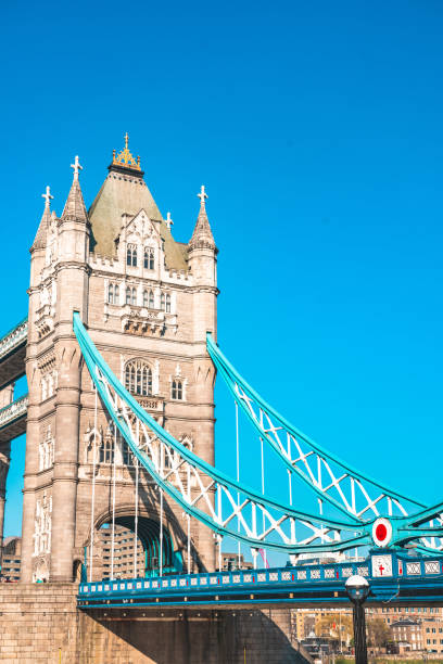 london tower bridge bright blue sky - clear sky vacations vertical saturated color photos et images de collection