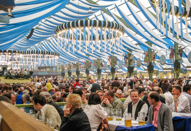 kuvapankkikuvat ja rojaltivapaat kuvat aiheesta juhlaväkijoukko münchenin oktoberfestissä spatenbrau ochsenbraterei -teltassa - oktoberfest