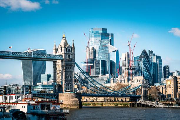 finanziellen bezirk von london und die tower bridge - tower bridge london skyline london england thames river stock-fotos und bilder