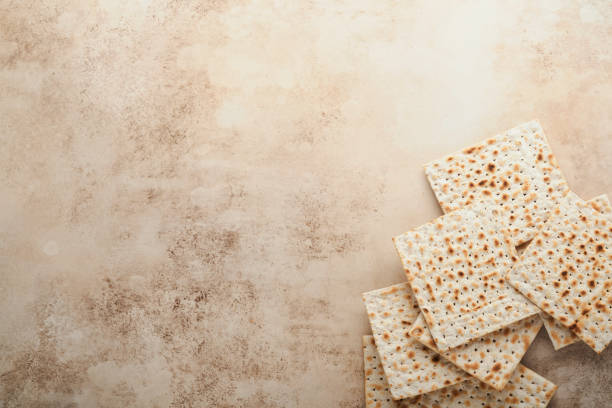 過越のお祝いの概念。マッツァ、赤いコーシャとクルミ。砂の色の古いコンクリートの背景に伝統的な儀式ユダヤ人のパン。過越の食べ物。ペザッハユダヤ人の休日。 - matzo passover food judaism ストックフォトと画像