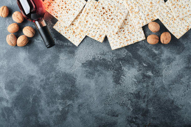 concepto de celebración de la pascua. matzá, kosher rojo y nuez. pan judío ritual tradicional sobre un viejo fondo de hormigón gris oscuro. comida de pascua. fiesta judía de pésaj. - matzo soup passover judaism fotografías e imágenes de stock