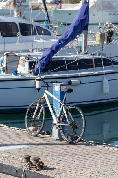 ヨットと海の背景にクローズアップされた岸壁でのサイクリング - anticipation outdoors close up nobody ストックフォトと画像