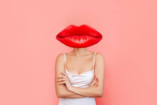 femme confiante dirigée par d’énormes lèvres rouges qui croisent ses bras sur son ventre. art contemporain - big lips photos et images de collection