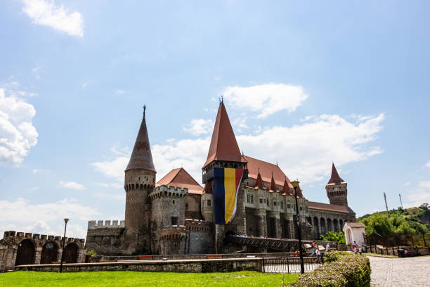 el castillo de corvin, o castillo de hunyad es un castillo gótico situado en transilvania, rumania - hunyad castle fotografías e imágenes de stock