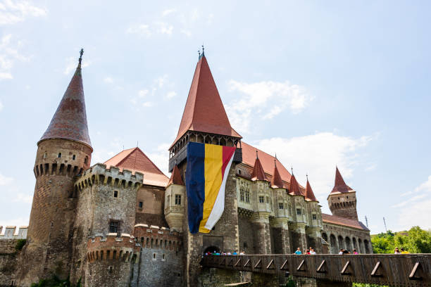 el castillo de corvin, o castillo de hunyad es un castillo gótico situado en transilvania, rumania - hunyad castle fotografías e imágenes de stock