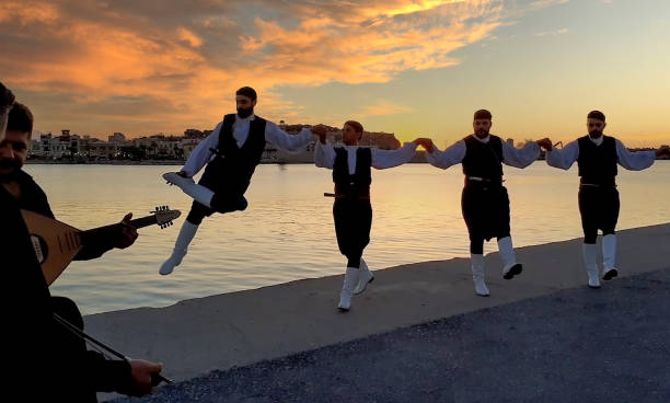 des danseurs grecs exécutent une danse traditionnelle, réthymnon, crète, grèce - tradition grecque photos et images de collection