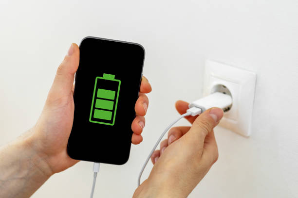 손 충전 스마트 폰 - mobile phone charging power plug adapter 뉴스 사진 이미지
