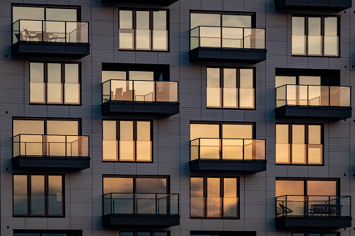 El sol de la tarde se refleja en la moderna fachada de vidrio con balcones DSC07504 Kopie photo