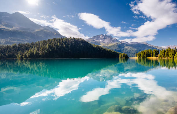 tolle aussicht auf den azurblauen teich champfer. lage schweizer alpen, silvaplana dorf, bezirk maloja, europa. - champfer stock-fotos und bilder