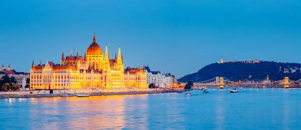 vista nocturna del parlamento húngaro con el puente margit. famoso lugar budapest, hungría, europa. - margit bridge fotos fotografías e imágenes de stock