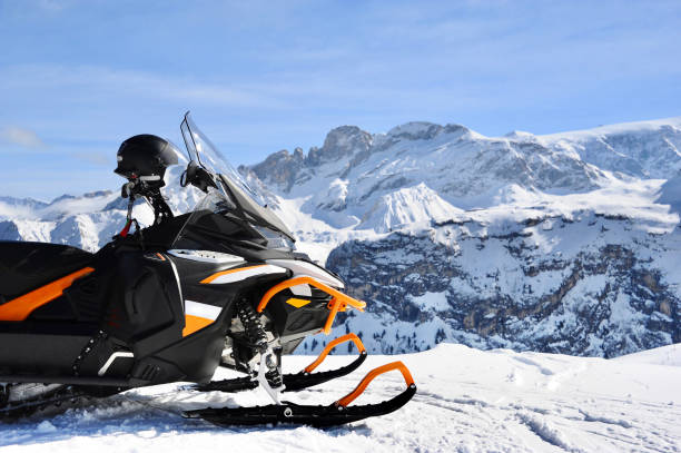 motoslitta sulle piste da sci delle alpi francesi - snowmobiling snow winter mountain foto e immagini stock