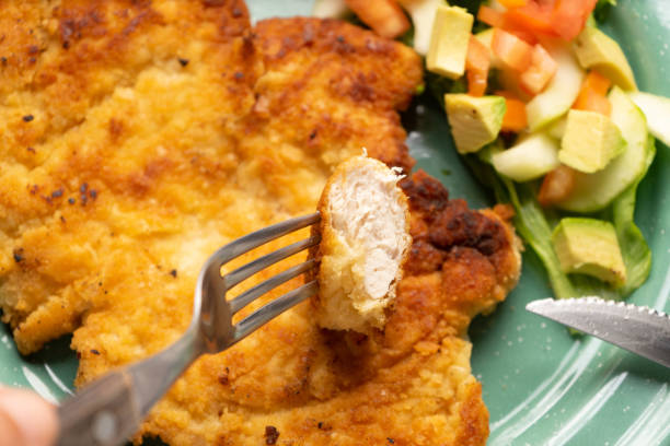 crispy chicken fillets with salad. healthy food - milanese imagens e fotografias de stock