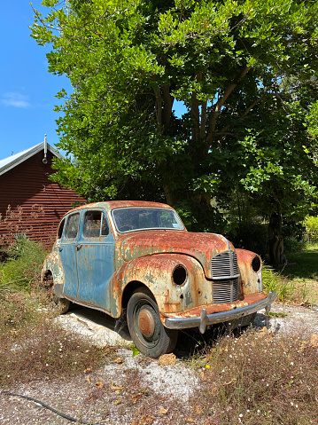 A rusty antique car