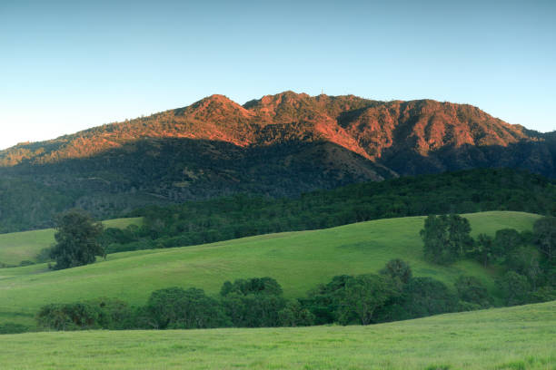 puesta de sol sobre mt diablo north peak a través de donner canyon en primavera - mt diablo state park fotografías e imágenes de stock