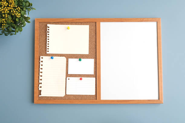 papel de cuaderno en blanco sobre fondo de pizarra - bulletin board office note pad wood fotografías e imágenes de stock