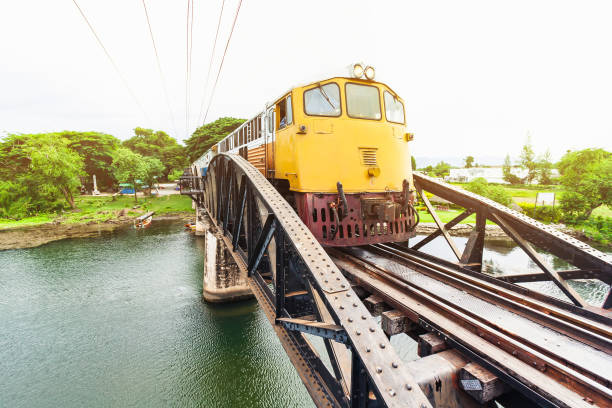 железнодорожный мост смерти через реку квай - kwai river kanchanaburi province bridge thailand стоковые фото и изображения