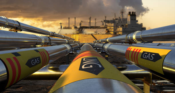 gasodutos liderando o terminal de gnl e o petroleiro de gnl - liquid propane gas - fotografias e filmes do acervo