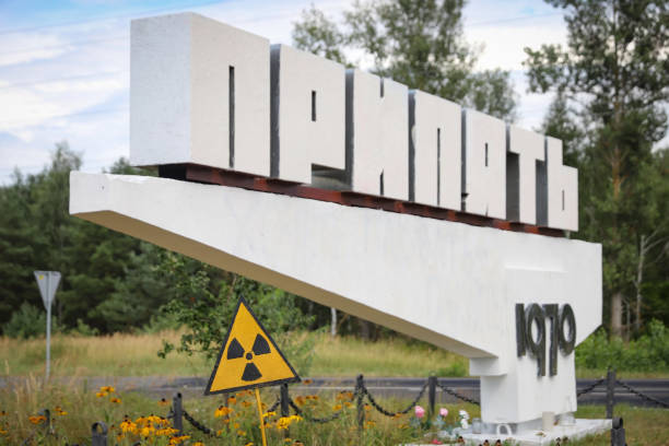 panneau de bienvenue pripyat dans la zone d’exclusion de tchernobyl, ukraine - 1986 photos et images de collection