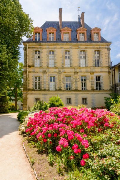 Fontainebleau palace (Chateau de Fontainebleau) and gardens outside Paris, France Fontainebleau, France - May 2019: Fontainebleau palace (Chateau de Fontainebleau) and gardens outside Paris chateau de fontainbleau stock pictures, royalty-free photos & images