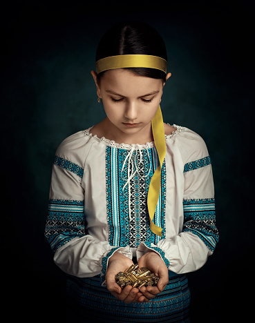 Una niña de Ucrania sostiene balas en sus manos. photo