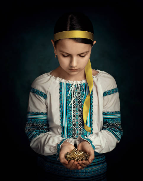 dziewczyna z ukrainy trzyma w rękach kule. - siły pokojowe zdjęcia i obrazy z banku zdjęć