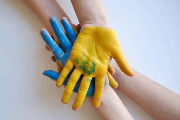 las manos de los niños están pintadas de amarillo-azul. detengan la guerra. niños contra la guerra. independencia de ucrania. bandera. ucrania ama el concepto. niños de ucrania - ukraine war fotografías e imágenes de stock