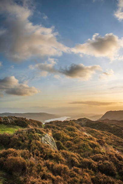 maestosa immagine del paesaggio del tramonto autunnale da holme fell guardando verso coniston water nel lake district - old man of coniston foto e immagini stock