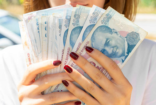 Chica sosteniendo billetes / dinero en la mano photo