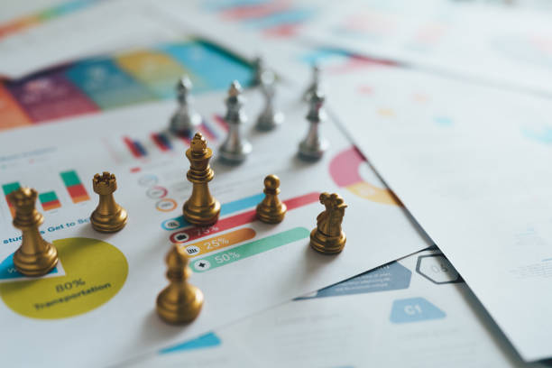 xadrez com documento informativo. estratégia de negócios e conceito de líder - chess coordination leadership strategy - fotografias e filmes do acervo