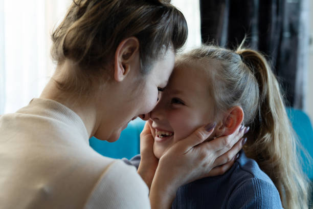 anya és lánya szemtől szemben otthon - gyermekelhelyezés témájú stock jellegű vizuális alkotások, jogdíjmentes fotók és képek