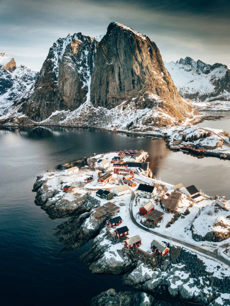 reine pueblo en invierno al anochecer - norway lofoten and vesteral islands sea mountain range fotografías e imágenes de stock