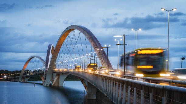 trânsito na ponte jk ao entarquia em brasília, distrito federal, capital do brasil - brasilia - fotografias e filmes do acervo