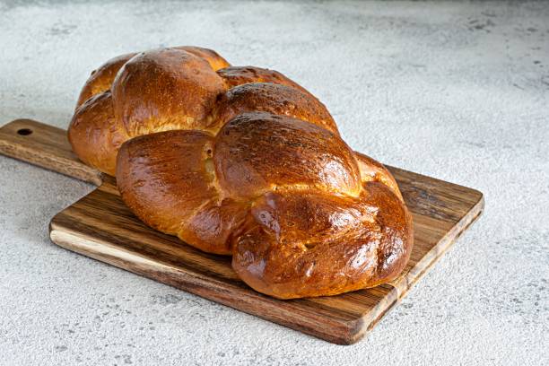 challah oder hala ist ein traditionelles jüdisches süßes, frisches sabbatgeflechtbrot (laib), frisches brötchen auf dem schneidebrett. - hanukkah loaf of bread food bread stock-fotos und bilder