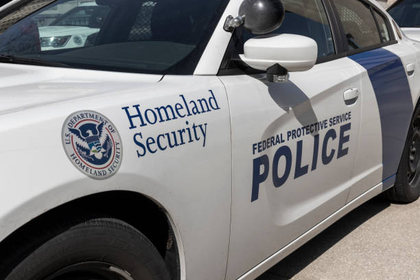 vehículos de la policía del servicio federal de protección. el servicio federal de protección proporciona seguridad para los edificios de propiedad federal. - department of homeland security fotografías e imágenes de stock