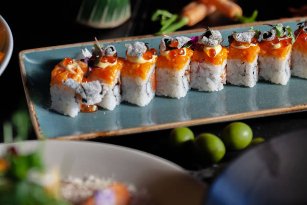 rouleau de sushis assiette - maki sushi photos et images de collection