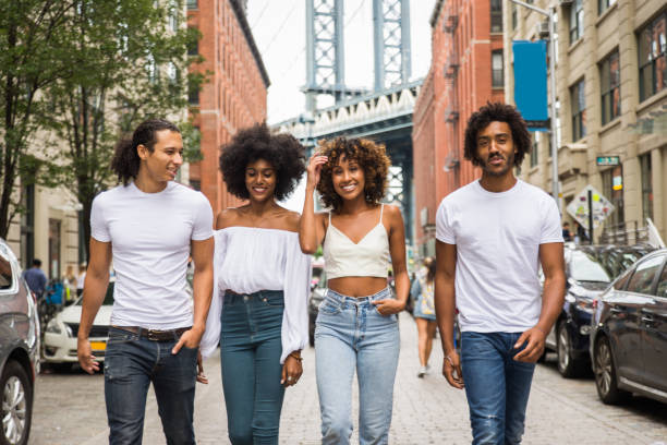gruppo di amici afroamericani incontro a new york - afro americano foto e immagini stock