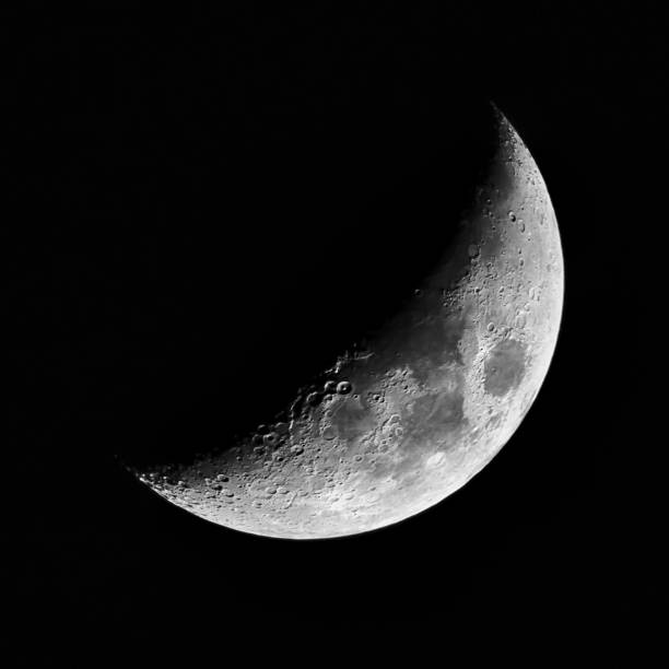la luna menguante en la madrugada de marzo - luna creciente fotografías e imágenes de stock