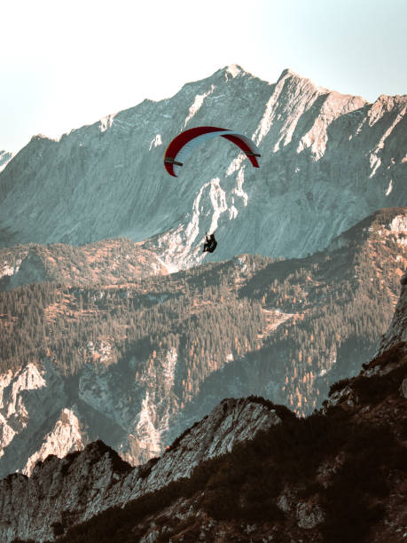 parapendio sulle alpi bavaresi, germania - outdoors nature paragliding autumn foto e immagini stock