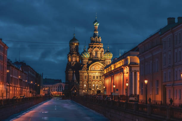 église du sauveur sur le sang dans la nuit - russian orthodox orthodox church cathedral russian culture photos et images de collection