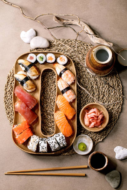 японское блюдо суши и роллы из риса с рыбой - nigiri стоковые фото и изображения