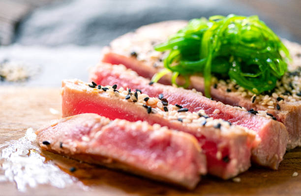 tuna steak close-up - tuna tuna steak raw freshness imagens e fotografias de stock