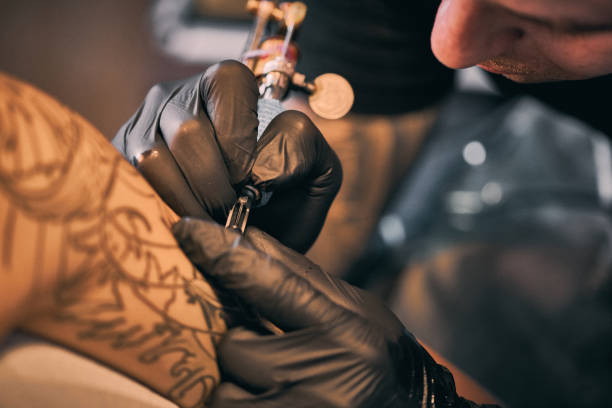 istock Making Japan Style Tattoo on customers shoulder 1384883516