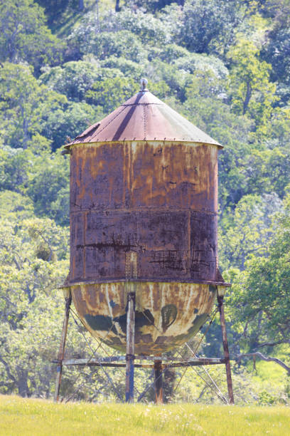 stara zardzewiała wieża ciśnień w pobliżu clayton w parku stanowym mt diablo - rusty storage tank nobody photography zdjęcia i obrazy z banku zdjęć