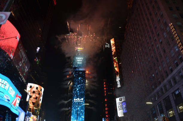 Times Square Ball Drop The ball drops to enter the new year during New Year's Eve celebrations in Times Square on January 1, 2022 in New York City. times square new years eve stock pictures, royalty-free photos & images