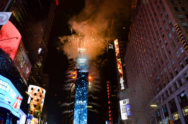 Times Square Ball Drop The ball drops to enter the new year during New Year's Eve celebrations in Times Square on January 1, 2022 in New York City. times square new years eve stock pictures, royalty-free photos & images