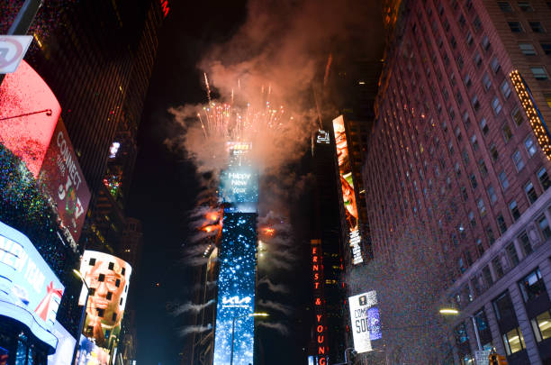 Times Square Ball Drop The ball drops to enter the new year during New Year's Eve celebrations in Times Square on January 1, 2022 in New York City. times square new years eve stock pictures, royalty-free photos & images