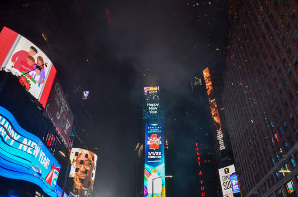 Times Square Ball Drop The ball drops to enter the new year during New Year's Eve celebrations in Times Square on January 1, 2022 in New York City. times square new years eve stock pictures, royalty-free photos & images