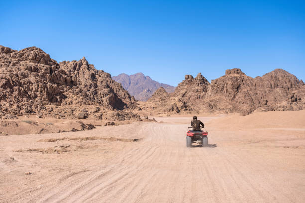 paisagem das montanhas e pessoa em motocicleta - arabian peninsula - fotografias e filmes do acervo