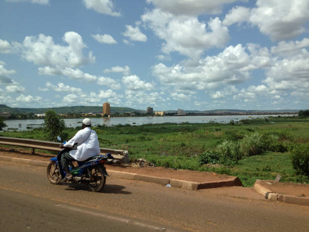 말리 바마코의 니제르 강을 향한 모터 스쿠터 - niger river 뉴스 사진 이미지